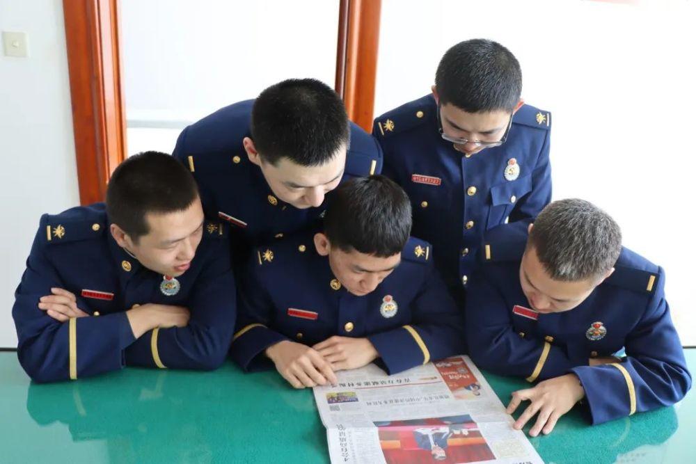 红色鹦鹉逃脱
